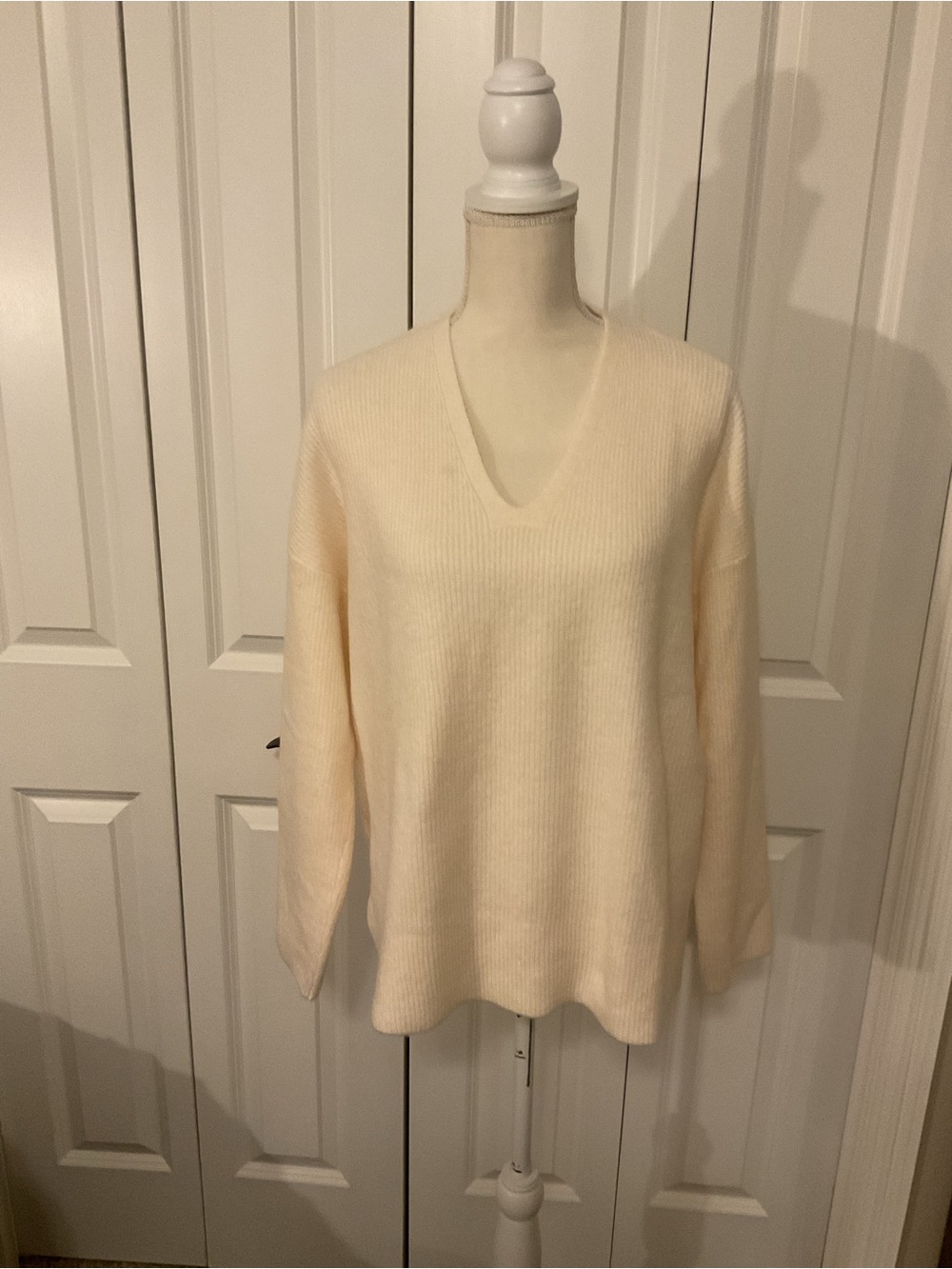 Loft Relaxed V-Neck Sweater Size Large NWT